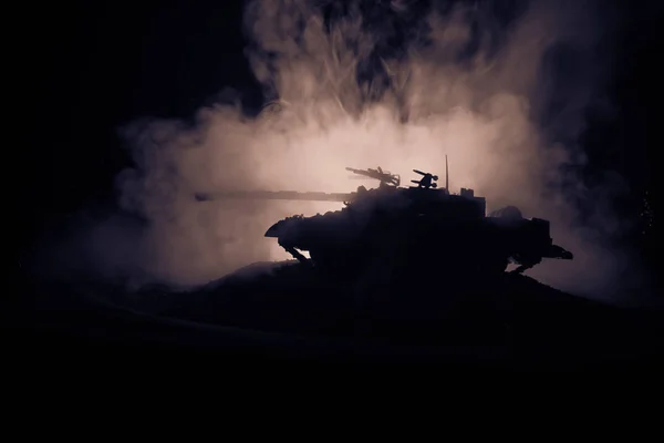 Conceito Guerra Silhueta Tanque Blindado Abaixo Céu Fogo Nebuloso Noite — Fotografia de Stock