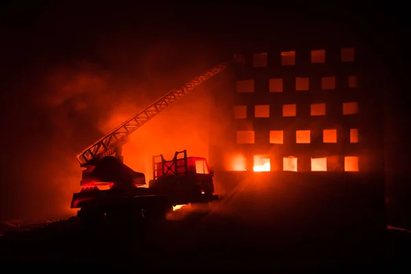 Das Feuer Einem Privathaus Der Nacht Löschen Feuerwehr Mit Langer — Stockfoto