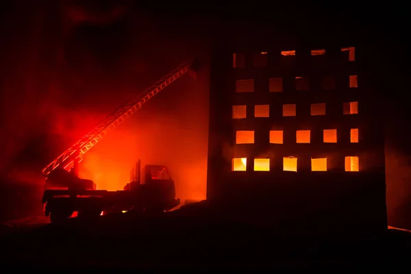 Blussen Het Vuur Van Een Privé Huis Nacht Speelgoed Brandweerwagen — Stockfoto