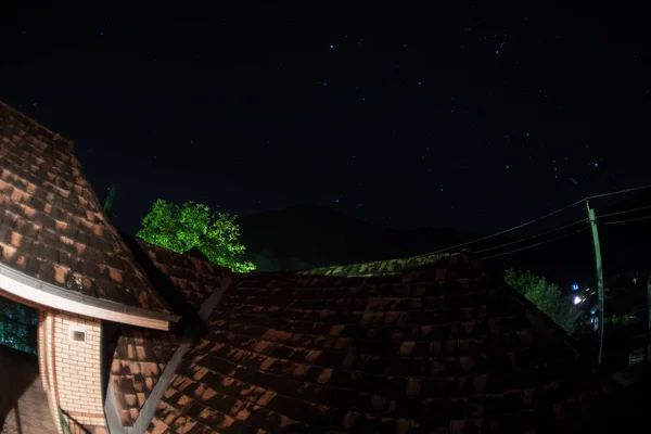 Звезды Над Домом Поздно Ночью Прекрасное Ночное Небо Крыша Дома — стоковое фото