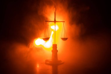 Koyu tonda sisli arka plan adalet terazisi. Adalet kavramı. Ölçek adaletin sembolüdür. Seçici odak