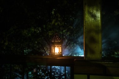 Retro tarzı fener gece. Güzel renkli bahçe balkon lamba yanar. Seçici odak