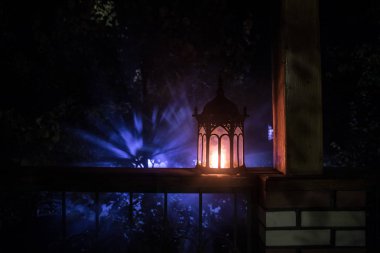 Retro tarzı fener gece. Güzel renkli bahçe balkon lamba yanar. Seçici odak