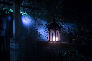 Retro tarzı fener gece. Güzel renkli bahçe balkon lamba yanar. Seçici odak