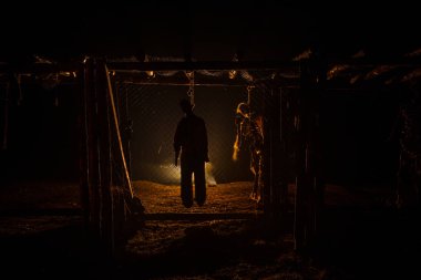 Korku görünümü siluet sis ile gece iskele üzerinde asılmış adam ve tonda ışık arka plan üzerinde. Yürütme (veya intihar) dekorasyon. Korku Cadılar Bayramı kavramı.