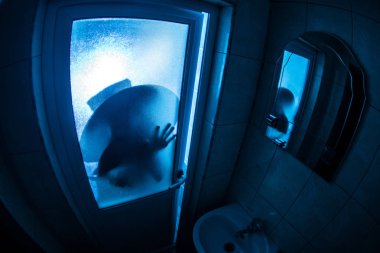 Korku penceresinde kadın silüeti. Korkunç Cadılar Bayramı kavramı bulanık silueti banyoda cadı