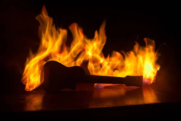 Concepto Musical Guitarra Acústica Sobre Fondo Oscuro Bajo Haz Luz —  Fotos de Stock