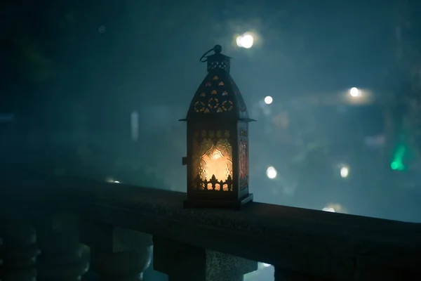 Latarnia Stylu Retro Nocy Piękne Kolorowe Podświetlane Lampa Balkonie Ogrodzie — Zdjęcie stockowe