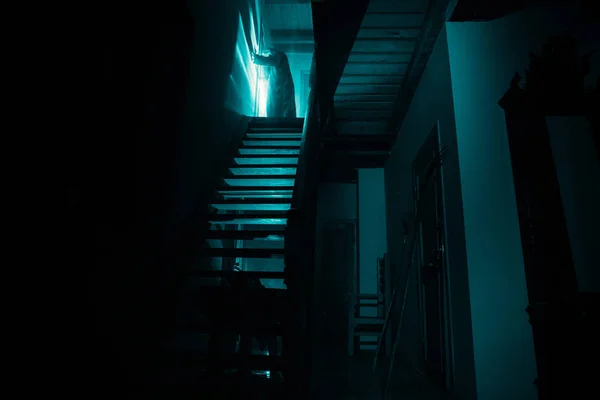 Dentro Velha Mansão Abandonada Silhueta Horror Fantasma Nas Escadas Castelo — Fotografia de Stock