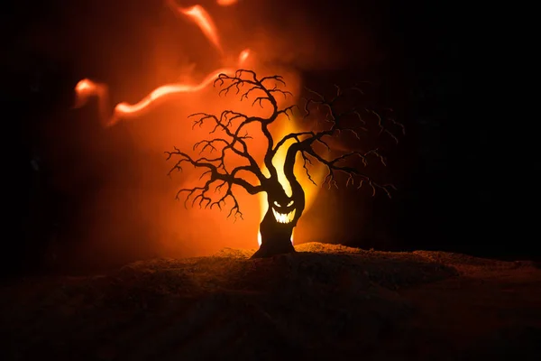 Silhouette Arbre Effrayant Halloween Avec Visage Horreur Sur Feu Brumeux — Photo