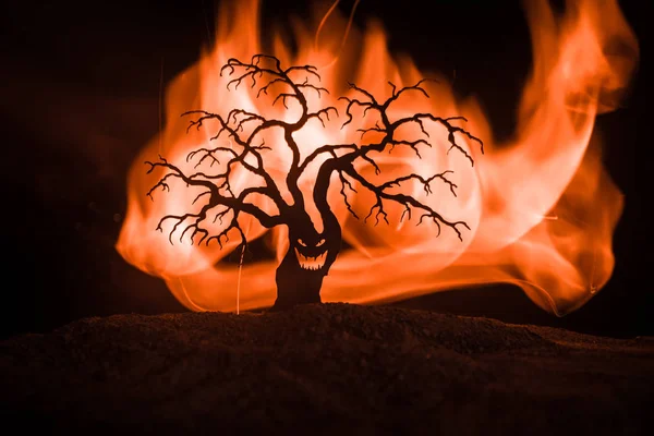 Silueta Espeluznante Árbol Halloween Con Cara Horror Oscuro Fuego Nebuloso — Foto de Stock