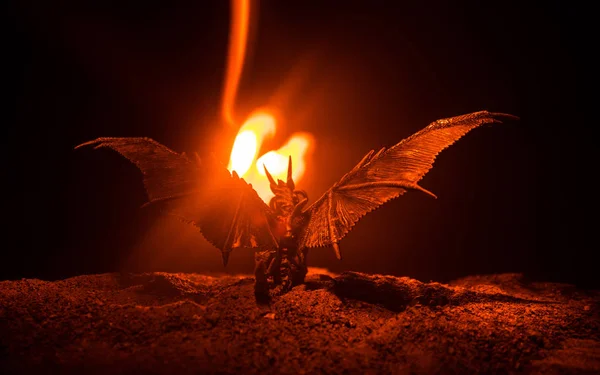 Silueta Dragón Respirador Fuego Con Grandes Alas Sobre Oscuro Fondo — Foto de Stock