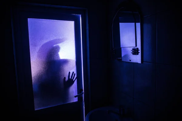공포는 창에서 여자의 실루엣 욕실에 마녀의 무서운 할로윈 실루엣 — 스톡 사진