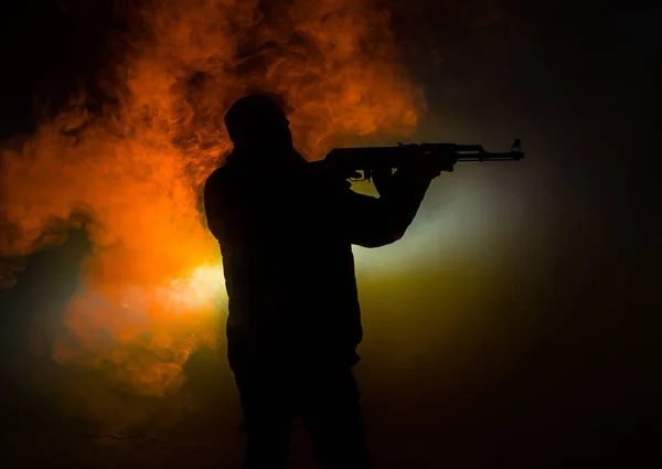 Silhueta Homem Com Rifle Assalto Pronto Para Atacar Fundo Enevoado — Fotografia de Stock