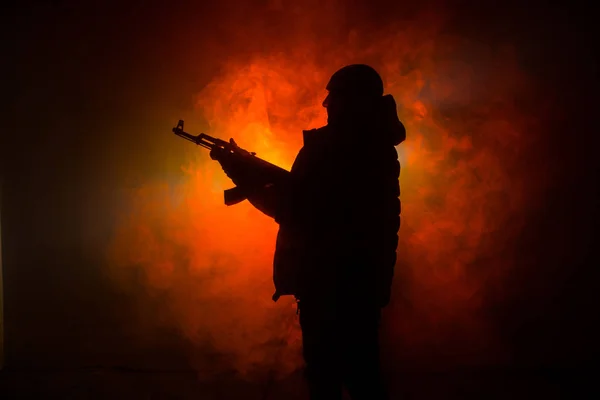 Silhouette Eines Mannes Mit Sturmgewehr Bereit Zum Angriff Auf Dunkel — Stockfoto