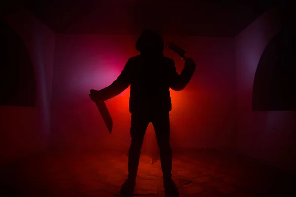 Homem Encapuzado Perigoso Parado Escuro Com Facas Grandes Rosto Não — Fotografia de Stock