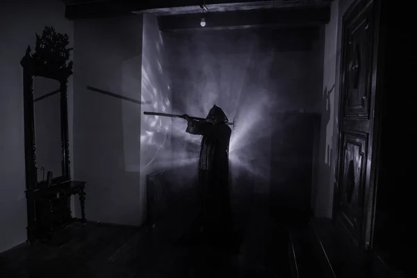 恐怖剪影的幽灵在黑暗的房间与镜子 可怕的万圣节概念 巫婆的剪影在闹鬼的房子与雾和光背景 选择性聚焦 — 图库照片