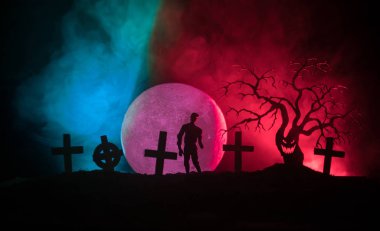 Zombi mezarlığı ölü ağaçlar, moon, kilise ve ürkütücü bulutlu gökyüzü sis, korku Halloween kavramı ile korkunç görünümü. Tonda