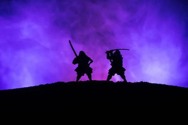 Sylwetka Dwóch Samurajów Pojedynku Obraz Dwóch Samurajów Zachód Słońca Niebo — Zdjęcie stockowe