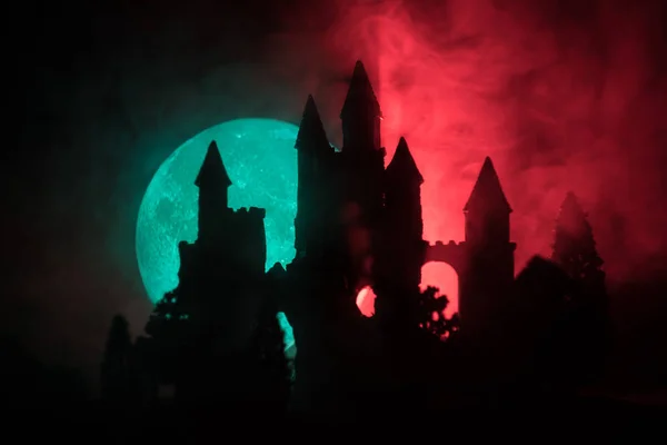 Mysterieuze Middeleeuwse Kasteel Een Mistige Volle Maan Verlaten Gotische Stijl — Stockfoto