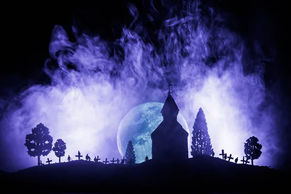 Skrämmande Syn Zombies Kyrkogården Döda Trädet Månen Kyrkan Och Kusliga — Stockfoto