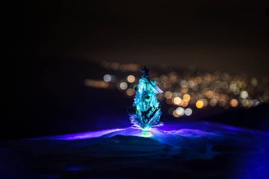 Noel süsleri. Güzel tatil ile kar köknar ağacı ayakta arka plan ve geleneksel tatil özniteliklerini süslenmiş. Seçici odak. Metniniz için boş alanı