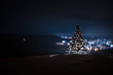 Noel süsleri. Güzel tatil ile kar köknar ağacı ayakta arka plan ve geleneksel tatil özniteliklerini süslenmiş. Seçici odak. Metniniz için boş alanı