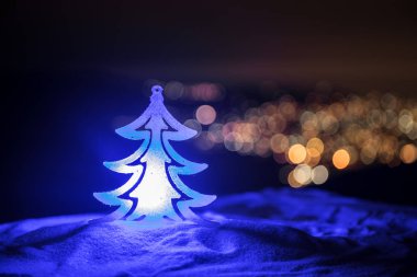 Noel süsleri. Güzel tatil ile kar köknar ağacı ayakta arka plan ve geleneksel tatil özniteliklerini süslenmiş. Seçici odak. Metniniz için boş alanı