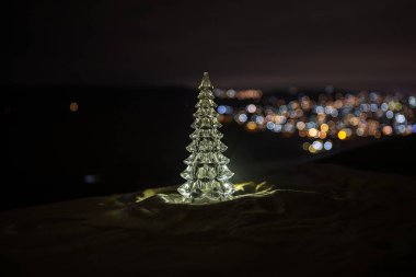 Noel süsleri. Güzel tatil ile kar köknar ağacı ayakta arka plan ve geleneksel tatil özniteliklerini süslenmiş. Seçici odak. Metniniz için boş alanı