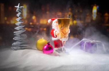 Bir bardak şampanya Noel dekorasyonu ile. Geleneksel kış tatil alkol yaratıcı yeni yıl sanat eseri ile karda. Kopya alanı