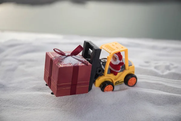 Мініатюрні Подарунковій Коробці Навантажувач Машина Снігу Визначається Зображення Різдвяних Свят — стокове фото