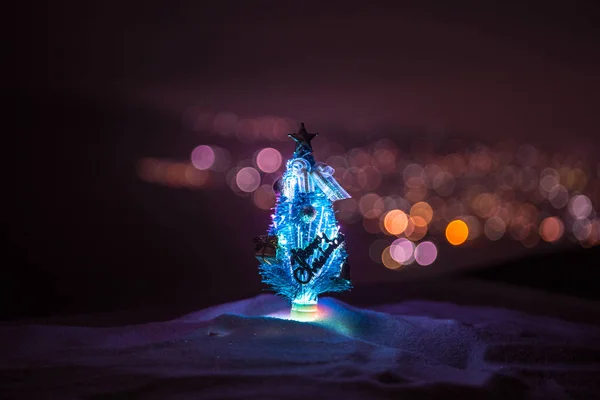 Dekoracje Boże Narodzenie Jodła Drzewa Stojące Śniegu Pięknym Wakacyjnym Urządzone — Zdjęcie stockowe