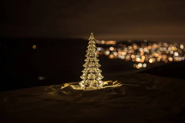 Dekoracje Boże Narodzenie Jodła Drzewa Stojące Śniegu Pięknym Wakacyjnym Urządzone — Zdjęcie stockowe