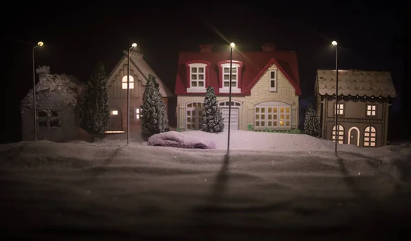 小装饰可爱的小房子在雪中的冬天 圣诞节和新年微型房子在雪中与冷杉树 假日概念 选择性对焦 — 图库照片