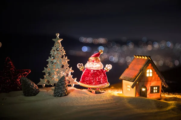 Weihnachtsdekoration Tanne Die Auf Schnee Steht Mit Wunderschönem Festlich Geschmückten — Stockfoto