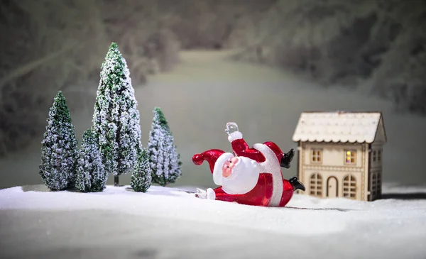 Festlicher Hintergrund Weihnachtsdekoration Weihnachtsmann Oder Schneemann Steht Auf Schnee Mit — Stockfoto