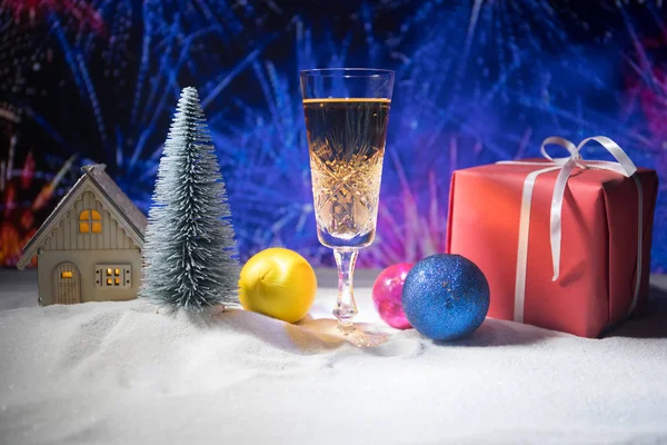 Bicchiere Champagne Con Decorazione Natalizia Bevanda Alcolica Vacanza Invernale Tradizionale — Foto Stock
