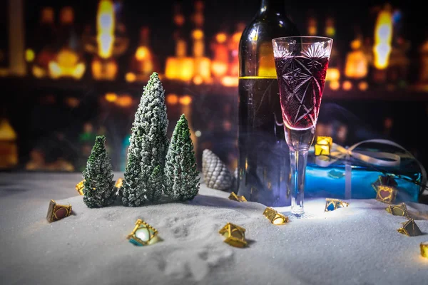 Склянка Вина Різдвяними Прикрасами Червоне Вино Кришталевому Келиху Снігу Творчим — стокове фото