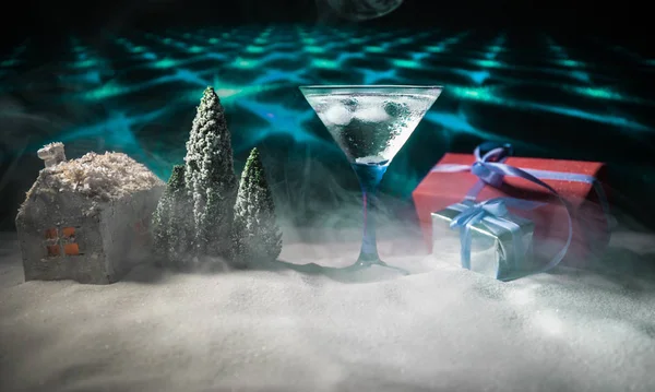 Χειμώνα Κοκτέιλ Αλκοολούχα Ποτά Και Χιόνι Σκηνή Ένα Θέμα Χριστουγέννων — Φωτογραφία Αρχείου