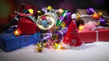 Noel ve yeni yıl hediyeleri şerit içinde kar üzerinde bokeh arka plan ile. Renkli hediye kutuları yığını. Metin için yer kopyalayın. Kış kartı. Tatil ve kutlama kavramı.