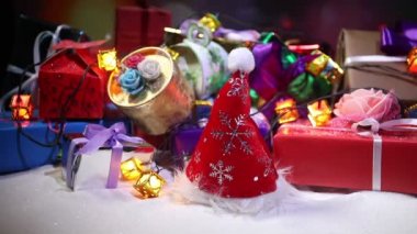 Noel ve yeni yıl hediyeleri şerit içinde kar üzerinde bokeh arka plan ile. Renkli hediye kutuları yığını. Metin için yer kopyalayın. Kış kartı. Tatil ve kutlama kavramı.