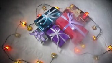 Noel ve yeni yıl hediyeleri şerit içinde kar üzerinde bokeh arka plan ile. Renkli hediye kutuları yığını. Metin için yer kopyalayın. Kış kartı. Tatil ve kutlama kavramı.