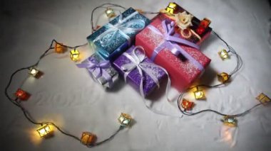 Noel ve yeni yıl hediyeleri şerit içinde kar üzerinde bokeh arka plan ile. Renkli hediye kutuları yığını. Metin için yer kopyalayın. Kış kartı. Tatil ve kutlama kavramı.