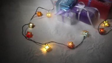 Noel ve yeni yıl hediyeleri şerit içinde kar üzerinde bokeh arka plan ile. Renkli hediye kutuları yığını. Metin için yer kopyalayın. Kış kartı. Tatil ve kutlama kavramı.