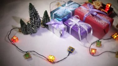 Noel ve yeni yıl hediyeleri şerit içinde kar üzerinde bokeh arka plan ile. Renkli hediye kutuları yığını. Metin için yer kopyalayın. Kış kartı. Tatil ve kutlama kavramı.