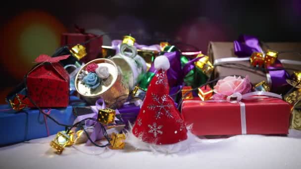 圣诞节或新年礼物与丝带在雪在 Bokeh 一堆五颜六色的礼品盒 复制文本的空间 节日和庆祝概念 — 图库视频影像