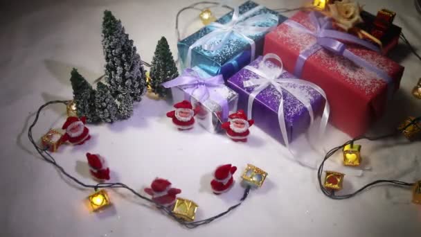 Новорічні Або Різдвяні Подарунки Стрічкою Снігу Фоні Боке Стек Різнокольорових — стокове відео