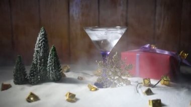 Kış kokteyl - Noel Tema veya fikirler ve Noel içki için yemek tarifleri ile alkollü içki ve kar manzara. Bardak martini Noel dekorasyonu, kopya alanı ile karda