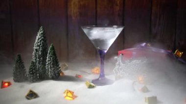 Kış kokteyl - Noel Tema veya fikirler ve Noel içki için yemek tarifleri ile alkollü içki ve kar manzara. Bardak martini Noel dekorasyonu, kopya alanı ile karda