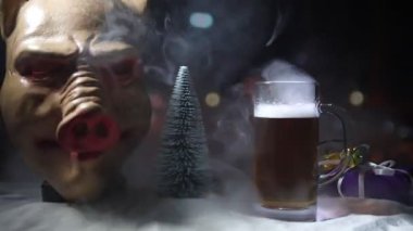 Kupa bira Noel dekorasyonu ile. Bardak köpüklü yaratıcı yeni yıl tatil sanat eseri ile karda hafif bira. Kopya alanı